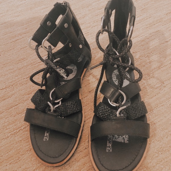 Sorel Shoes - worn twice sorels : on hold!